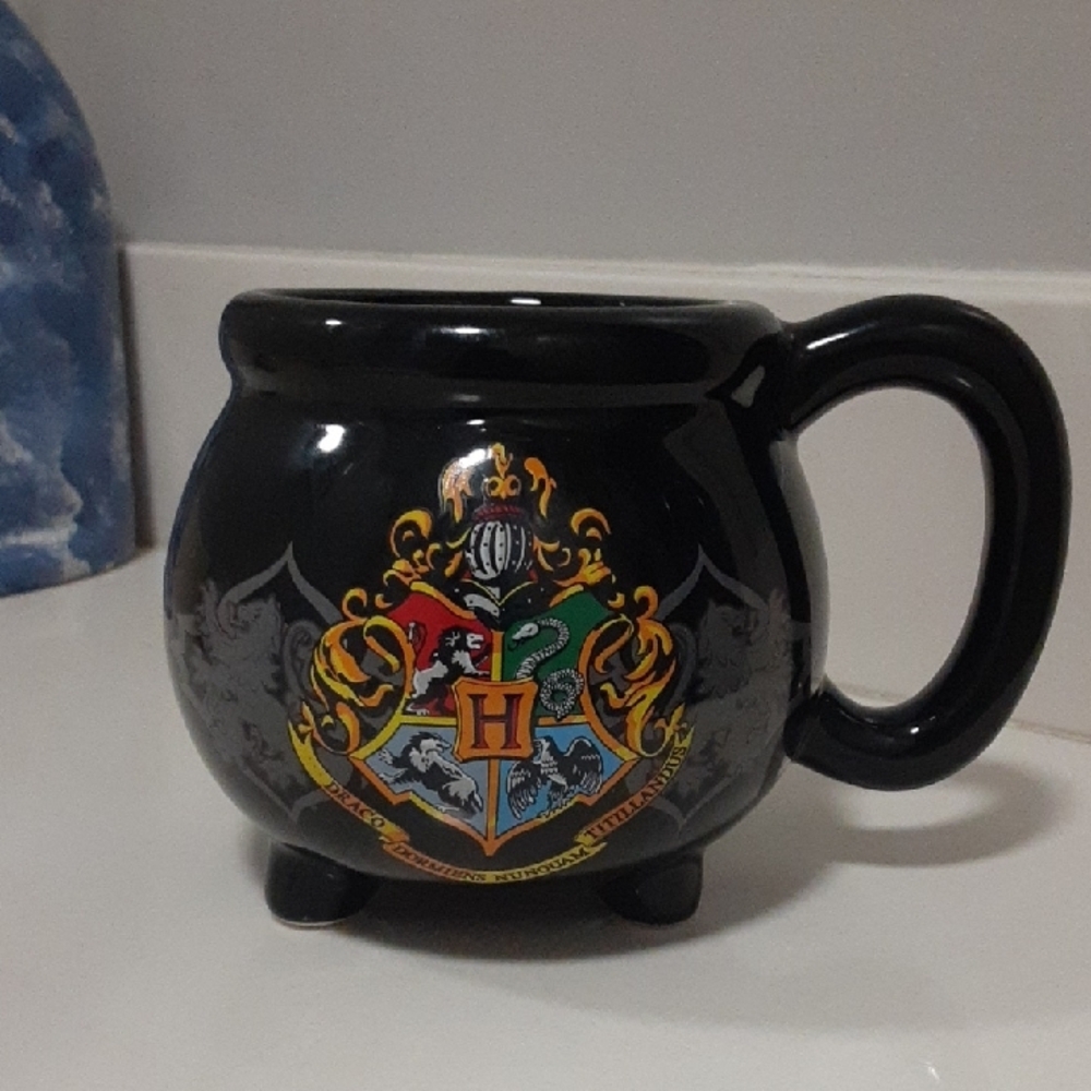 Black Hogwarts Crest Cauldron Mug For Decoration.